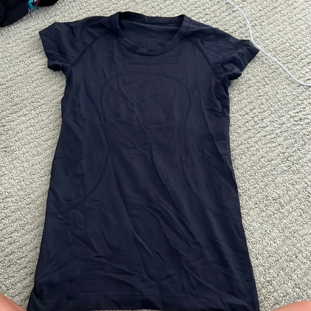 Size 6 Lulu shirt!